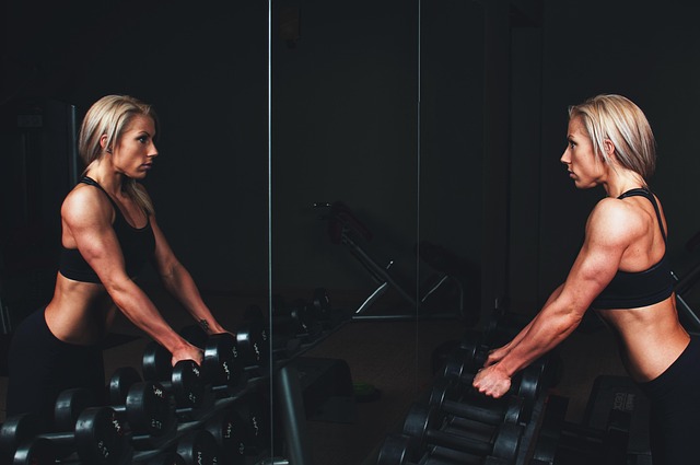 Od gumowych ekspanderów do inteligentnych hantli: Moja osobista (i nieco dziwaczna) historia fitnessu przez pryzmat ewolucji sprzętu